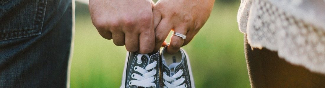 holding-hands-918990_1280